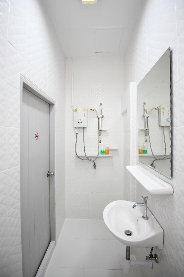 Oyo 435 Frame Residence Phuket Esterno foto